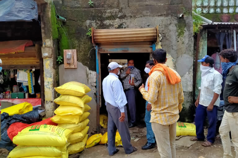 team of Agriculture Department inspected agricultural centers and sold fertilizer at reasonable prices in khandwa