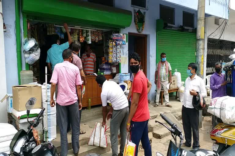 traders decided to close the shop till one pm