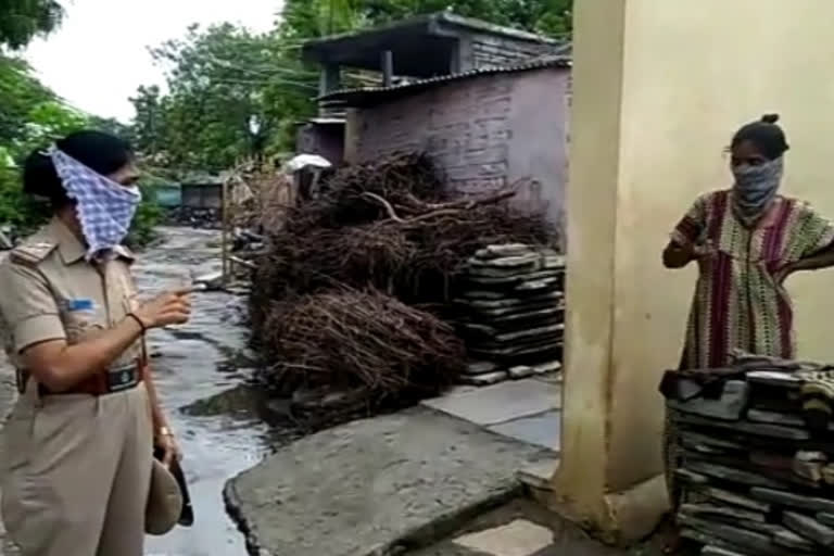 woman PSI helping a corona infected poor family