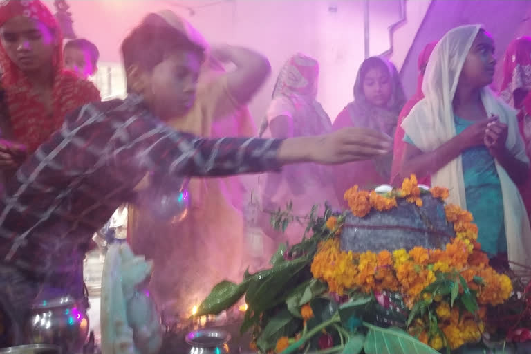 shivratri celebrated with social distancing at shiv vihar in delhi