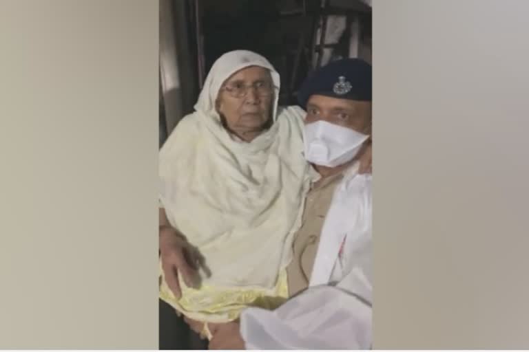 police officer help 90 year women to deliver her safe space mumbai