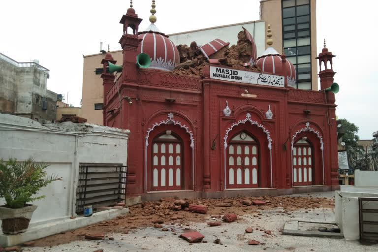 dome of historical mubarak begum masjid collapsed due to heavy rain in delhi