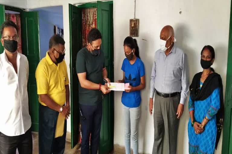 Kunal Shadangi honored arts topper Nandita Haripal in jamshedpur