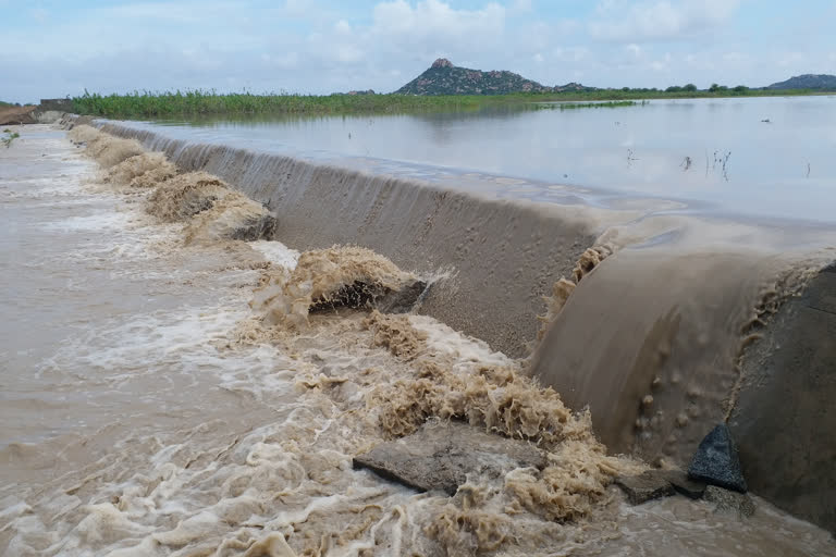 heavy rain flow in ananthapur district uravakonda constituency