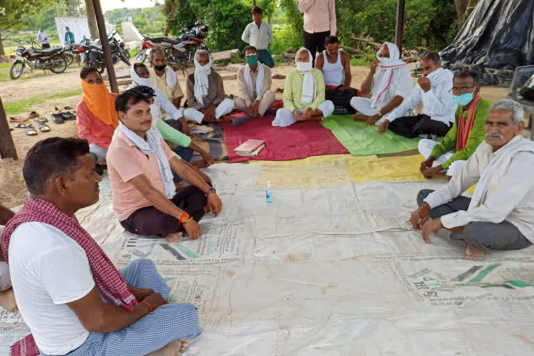 Indian Farmers Union in Datia shouted over power problem