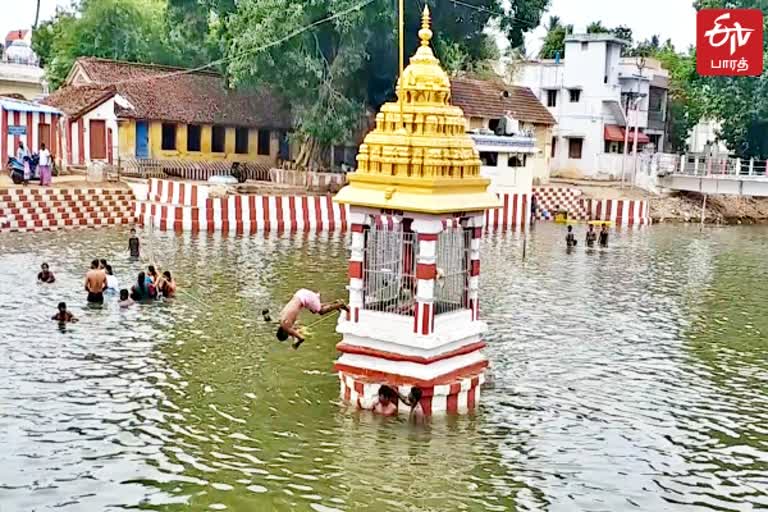 குற்றாக குளியல் போடும் சிறுவர்கள்