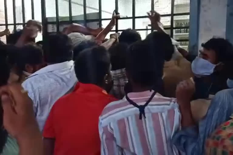 heavy rush in liquor shops at vishakapatnam