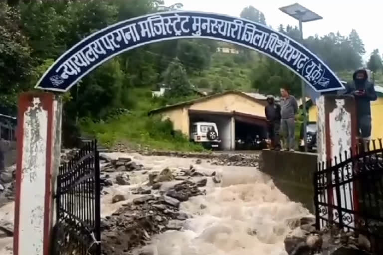 Uttarakhand rains  Uttarakhand floods  Munsyari rains  Munsyari bridge collapse  ഉത്തരാഖണ്ഡിൽ കനത്ത മഴ തുടരുന്നു  കനത്ത മഴ