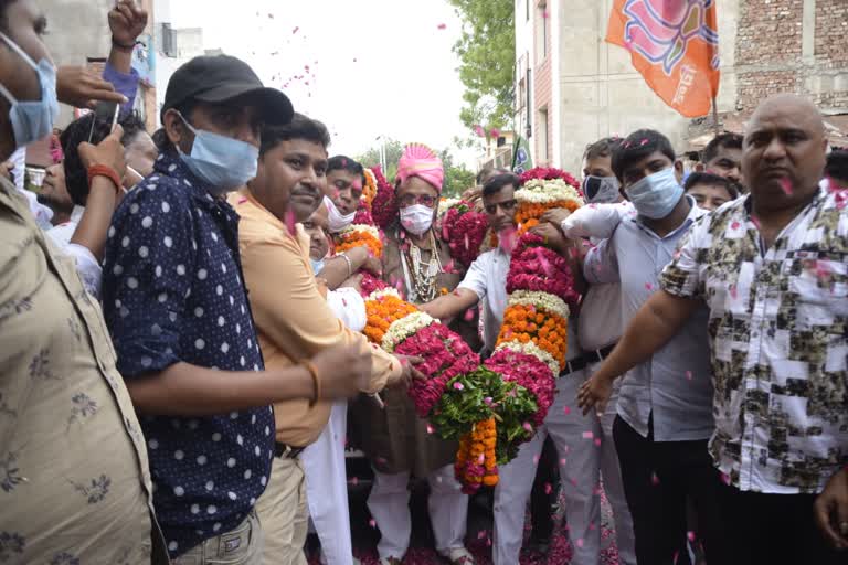 बीजेपी कार्यकर्ताओं ने किया लॉकडाउन के नियमों का उल्लंघन.