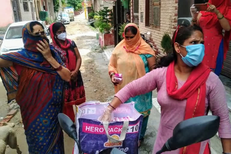 aap leader rupali sharma distribute sanitary pads to needy women at vikaspuri