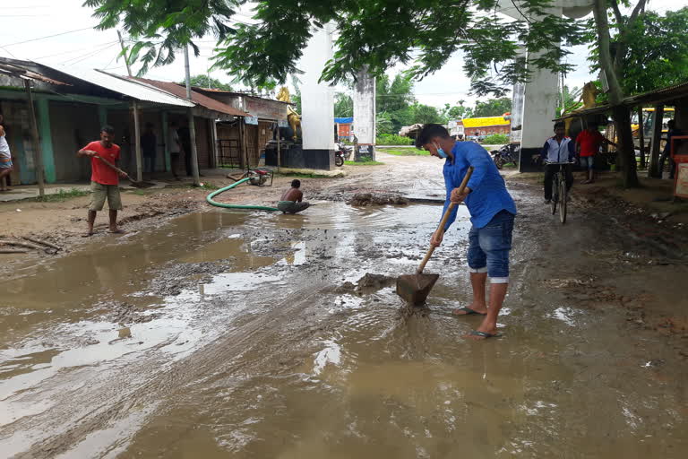 youth has taken initiative to repair road in teok