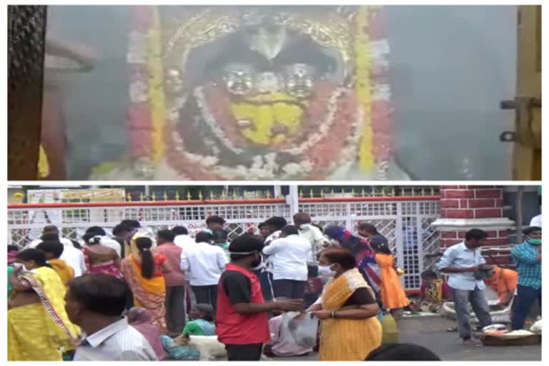 Worship by devotees outside the gate