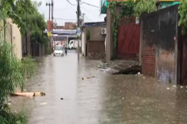 Incessant rains affect normal life in Muzaffarpur