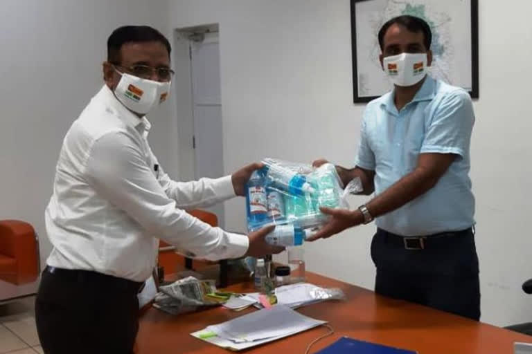 Masks and sanitizers provided by PNB Bank to needy in bhiwani