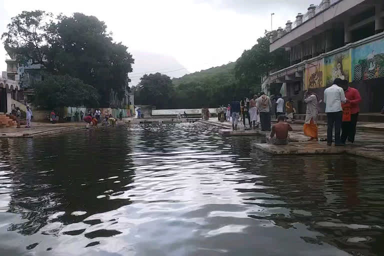 દામોદર કુંડમાં ભાવિકોએ લગાવી આસ્થાની ડૂબકી