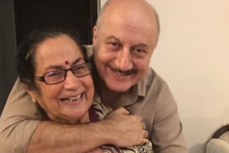 anupam kher  anupam kher latest news  anupam gives mom health update  മുംബൈ കൊറോണ  അനുപം ഖേർ അമ്മ കൊവിഡ്  അനുപം ഖേർ ട്വിറ്റർ  കോകിലാബെൻ ആശുപത്രി  ബോളിവുഡ് താരം  ഗാർഹിക നിരീക്ഷണത്തിലേക്ക് മാറ്റും  Anupam Kher mother corona  anmupam mother  kokilaben hospital