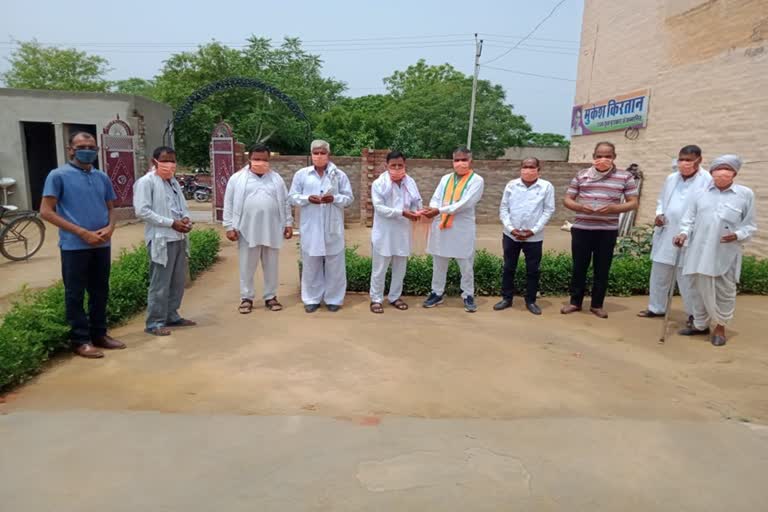 bjp workers distribute masks and sanitizers in kiratan village in hisar