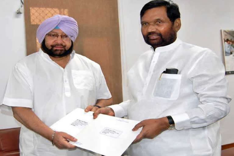 CM Amarinder Singh urges Paswan to restore arhtiyas' commission to 2.5 pc of MSP