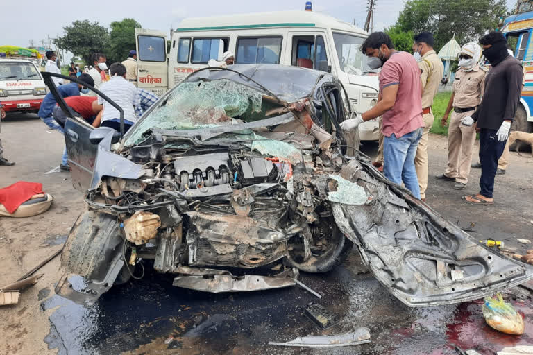 Collision of container truck and car; Four were killed and three were injured