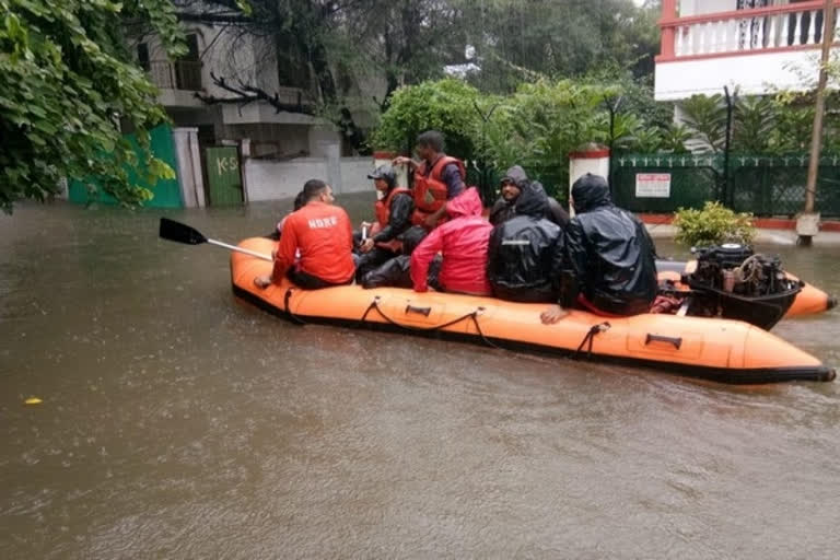 Assam floods National Disaster Response Force Hawra Ghat village Assam State Disaster Management Authority Floods in Assam NDRF rescues 56 people NDRF deployed in Assam floods in Assam ഗുവാഹത്തി അസം വെള്ളപ്പൊക്കം ഗോൽപാറ ദേശീയ ദുരന്ത പ്രതികരണ സേന എൻ‌ഡി‌ആർ‌എഫ്