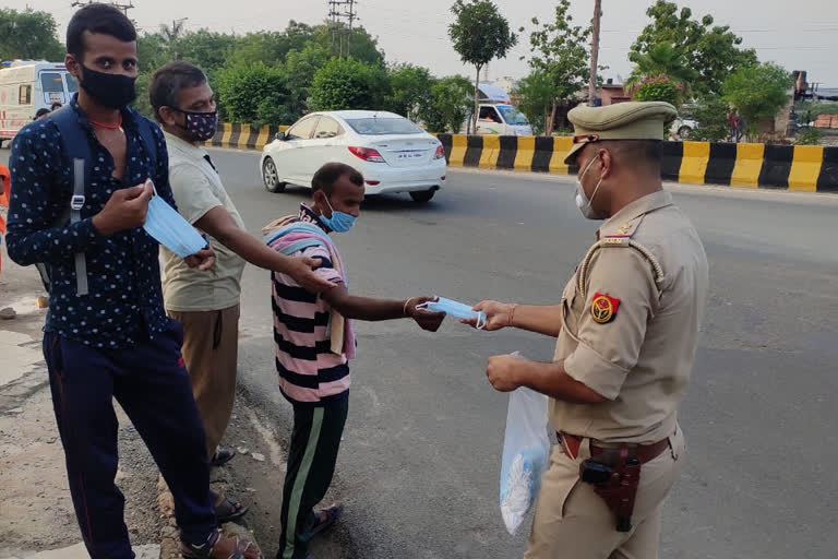 Graeter noida police distributed masks to people without putting on masks