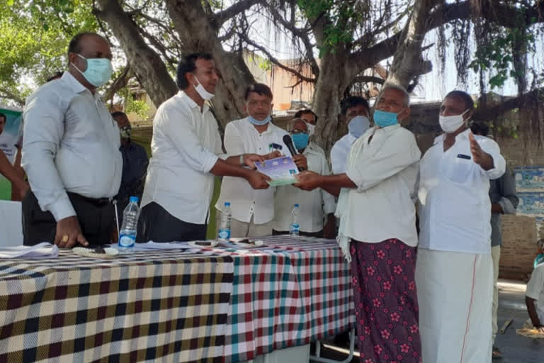 mla sudder reddy distributes cards to rent farmers in kadapa dst