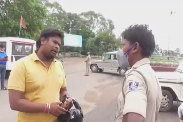 video of police beating a young man,  man broke covid rules, police beating man for violating covid rules, କୋଭିଡ ନିୟମ ଭାଙ୍ଗିଥିବା ଯୁବକଙ୍କୁ ପୋଲିସର ମାଡ଼, ଯୁବକଙ୍କୁ ପୋଲିସର ମାଡ଼ ମାରିବା ଭିଡିଓ ଭାଇରାଲ, jharsuguda news, ଝାରସୁଗୁଡ଼ା ପୋଲିସ