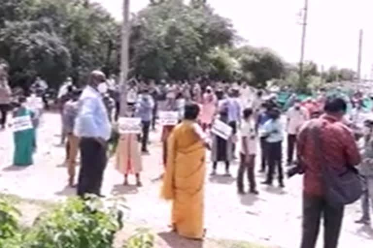 student-parents-protest-in-fort-of-st-aandrus-school-at-boinpally-in-hyderabad