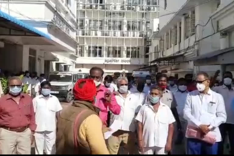 Puduchery Health workers Protest against Kiran Bedi