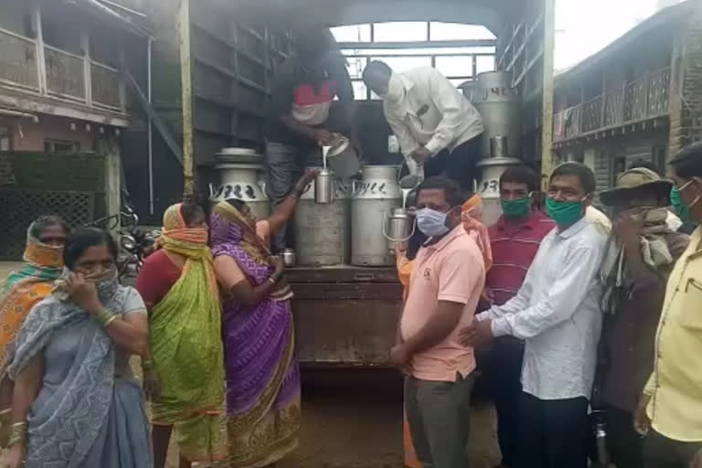 milk ban agitation in kolhapur  दूध बंद आंदोलन कोल्हापूर  कोल्हापूर लेटेस्ट न्यूज  kolhapur latest news  kolhapur swabhimani agitation