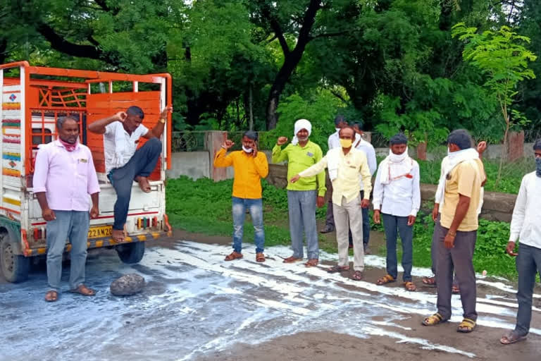 agitation effect on milk collection  milk collection in parbhani  swabhimani agitation news  milk ban agitation parbhani  दूध संकलन बंद आंदोलन  आंदोलनाचा दूध संकलनावर परिणाम  स्वाभिमानी दूध बंद आंदोलन