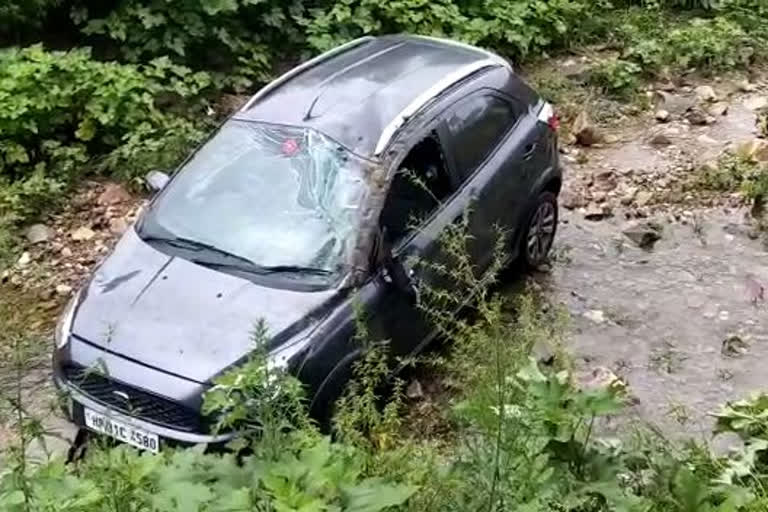 Car fell in ravine in Sundernagar