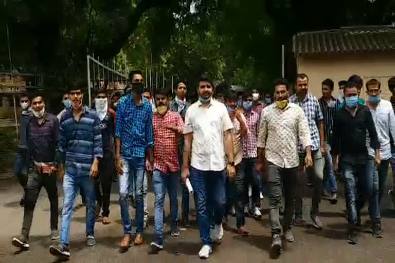 Jayanarayan Vyas University,  students demonstrate,  students demonstrate in jnvu,  student protest aganist examination fee,  examination fee
