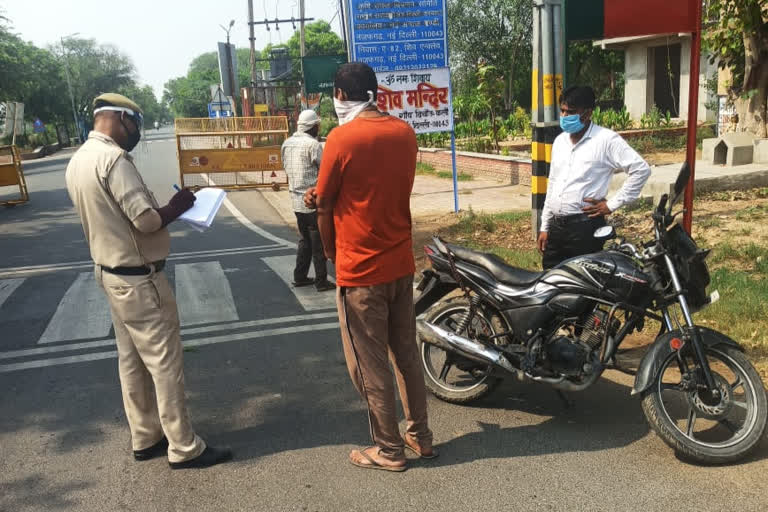 delhi police checking by roko-toko scheme in Baba Haridas Nagar