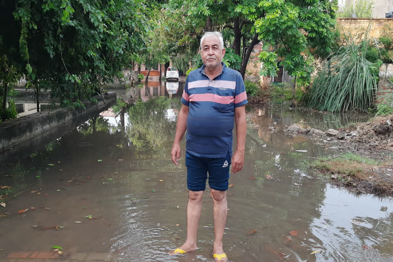 Doctors and patients having trouble due to waterlogging in Muradnagar homoeopathic hospital