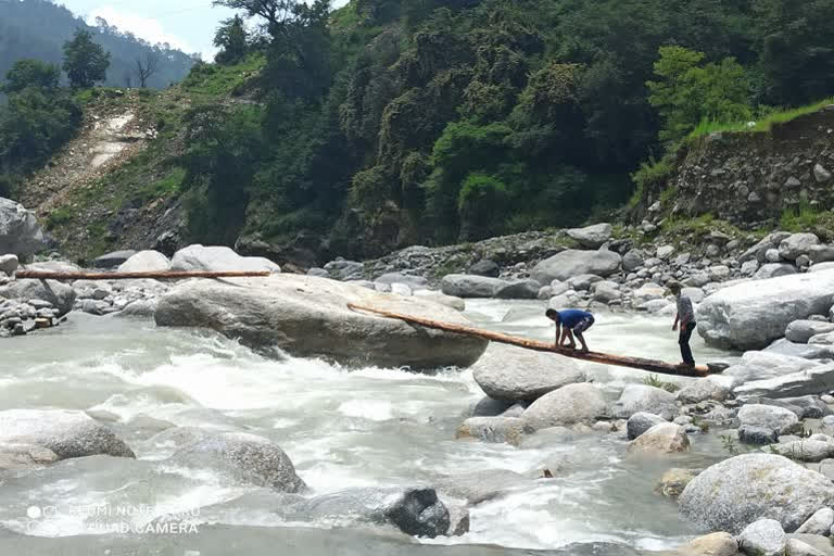 सात साल पहले बहा पुल