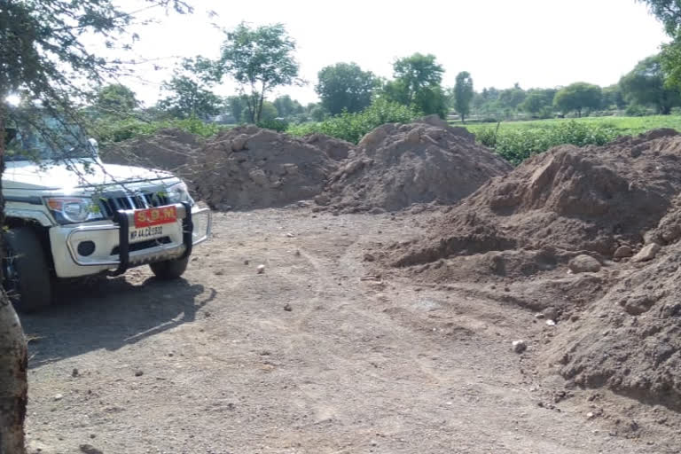 Manasa SDM taking action seized 1000 trolley illegal sand