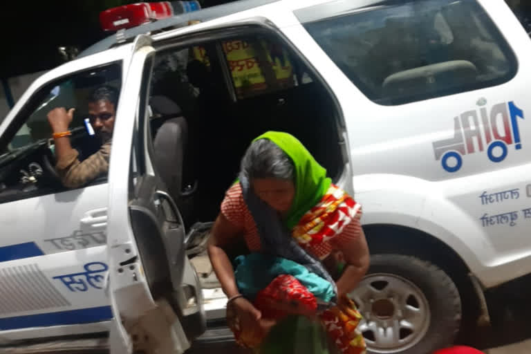 Woman gave birth to a girl on the road, Dial 100 reached hospital