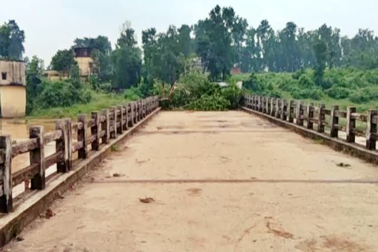 Villagers closed bridge due to non-payment of compensation in dhanbad