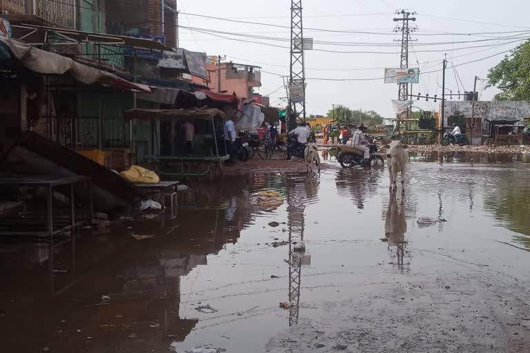 Bhopalgarh bus stand road becomes pond, water enters shops