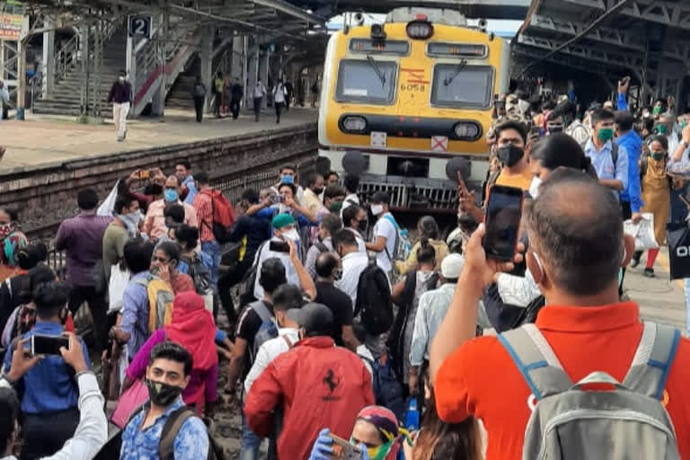 Mumbai: Passengers stopped the train at Nala Sopara railway station