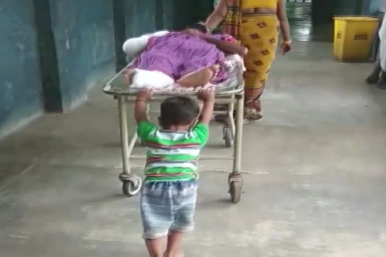 6 years old seen pushing grandfather's stretcher in hospital