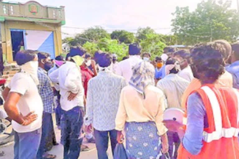 Small traders obstructing road widening works in nalgonda district