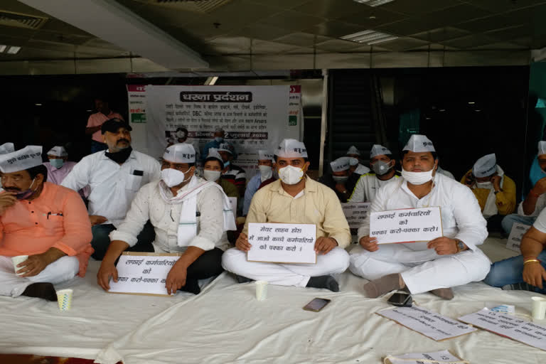 aap councilors protest against bjp due to of delhi municipal corporation financial crisis