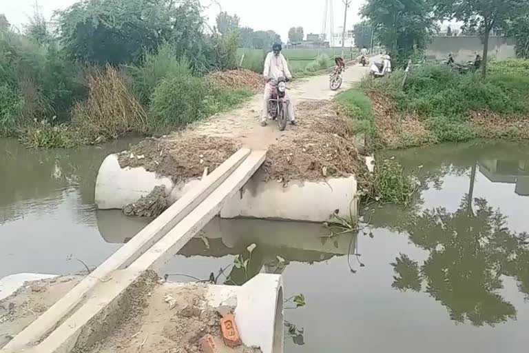 Due to non-cleaning of Lasara drain, water flooded the fields, disturbing the people