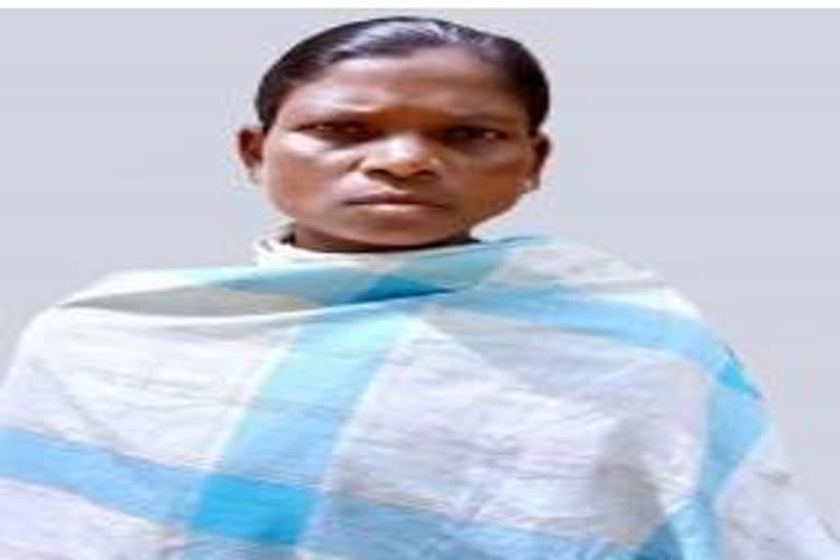 one-female-naxal-arrested-in-dantewada