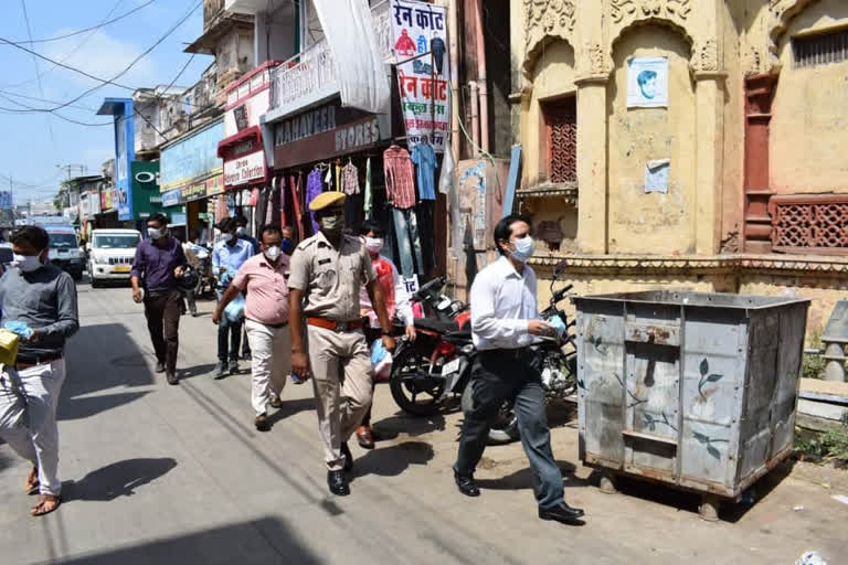 Distribute masks and carrybags to people, लोगों को मास्क और कैरीबैग वितरित