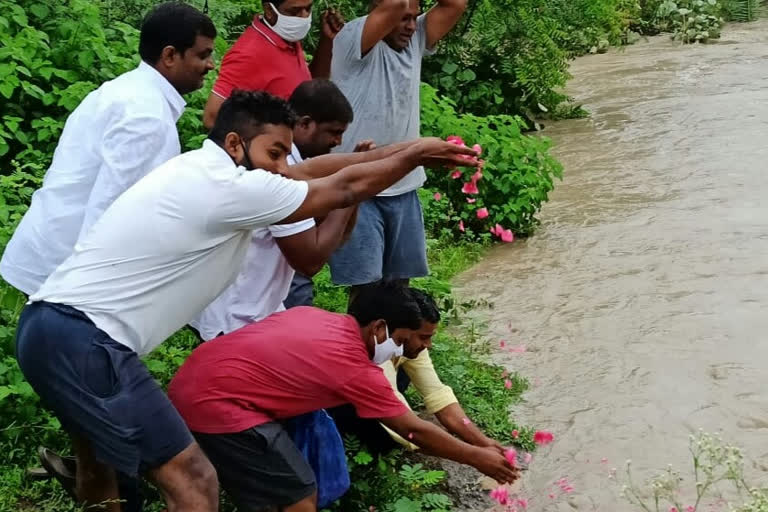 పటాన్​చెరులో ఏకధాటిగా వర్షం.. కాల్వల్లో ఉద్ధృత ప్రవాహం