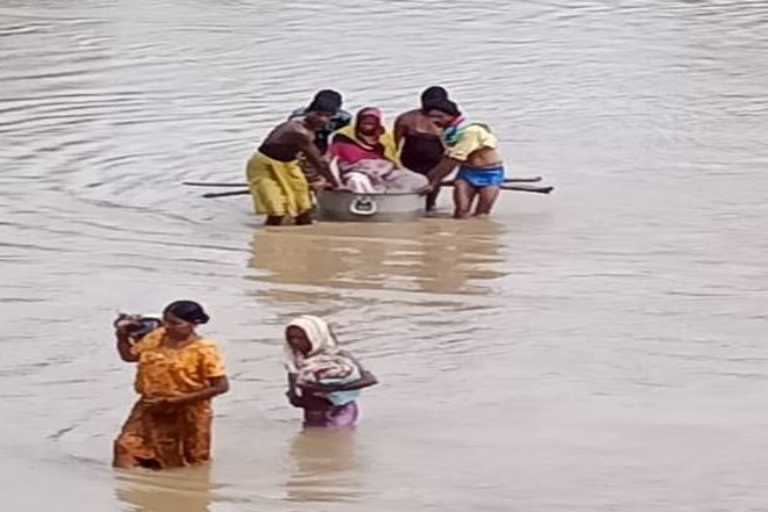 ବିପଦରେ ମାତୃତ୍ବ: ହଣ୍ଡାରେ ବସି ନଦୀ ପାର ହେଲେ ଗର୍ଭବତୀ, ଜନ୍ମନେଲା ମୃତ ଶିଶୁ