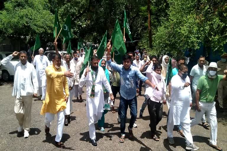 inld protest against increasing pm crop insurance scheme premium